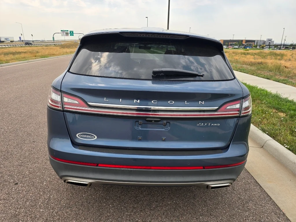 Used 2019 Blue Diamond Metallic Lincoln Reserve image 4