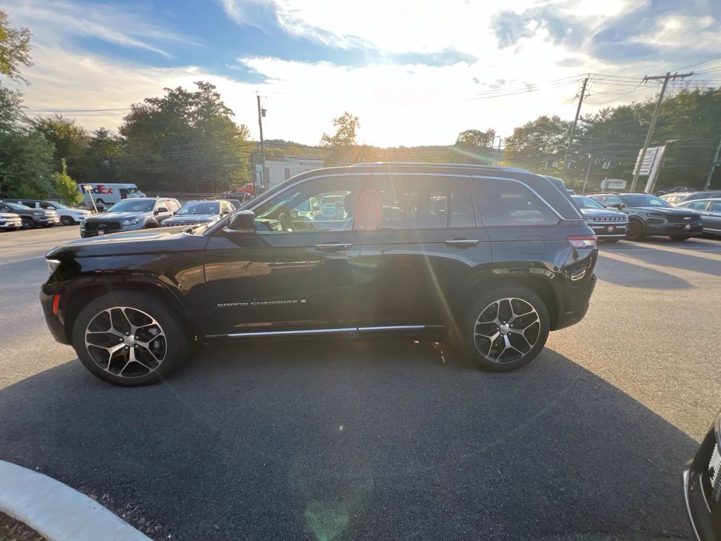 Used 2022 Black Jeep Summit Reserve image 8