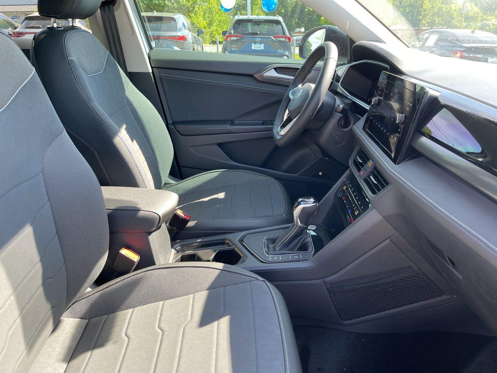 New 2026 Monument Gray w/Deep Black Roof Volkswagen SE Black image 39