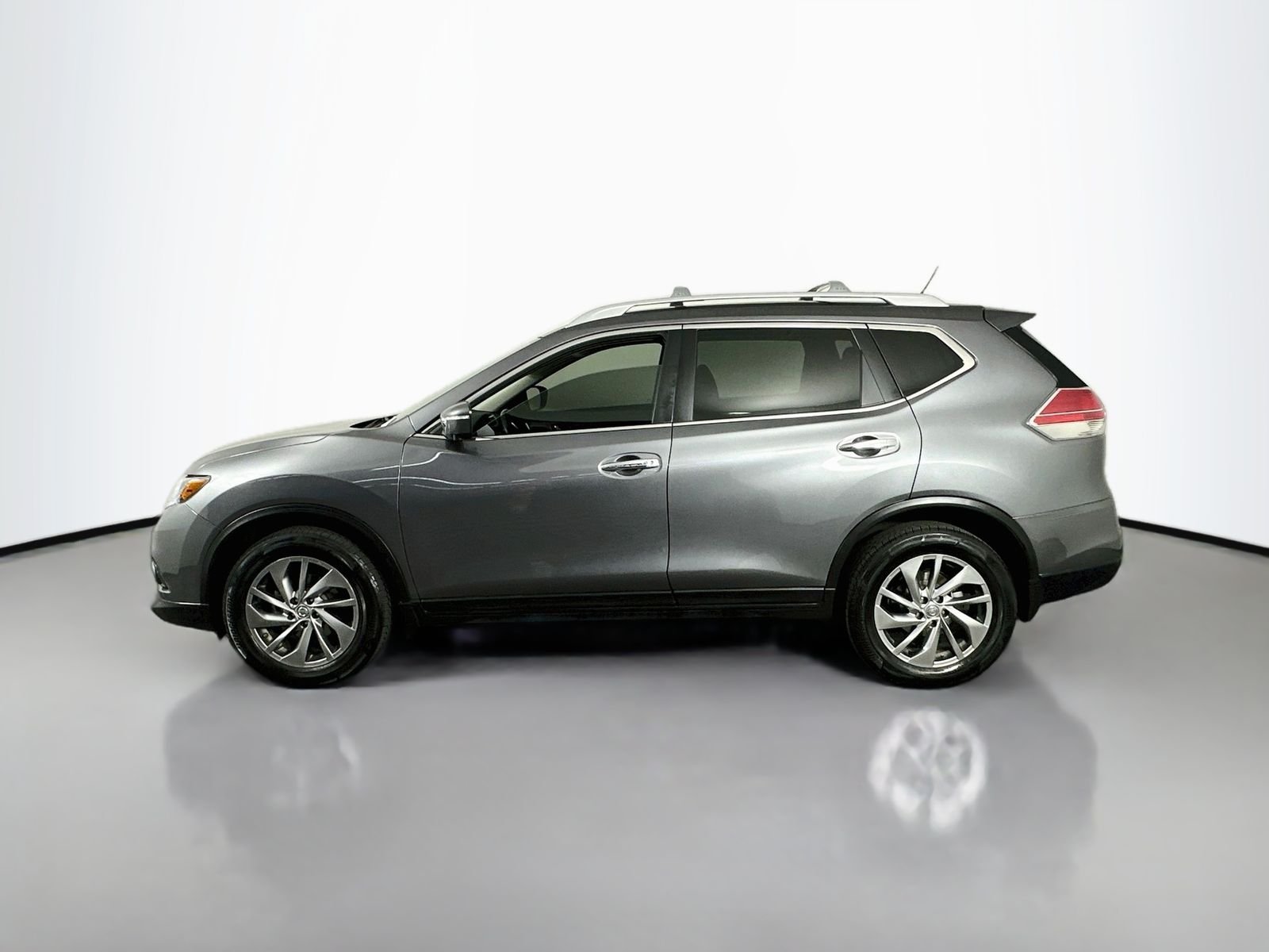 Used 2015 Gun Metallic Nissan SL image 4