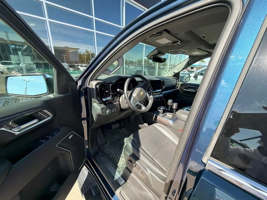 Used 2022 Blue Chevrolet LTZ image 5