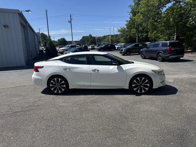 Used 2016 White Nissan SR image 4
