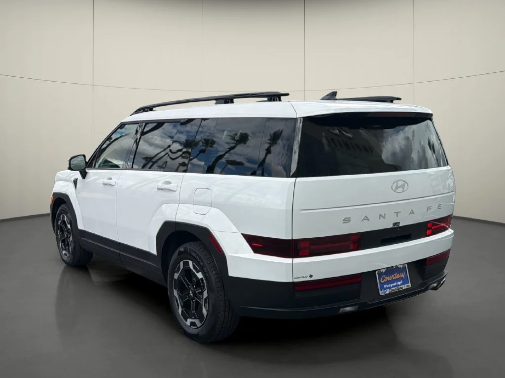 Used 2025 White Hyundai SEL image 5