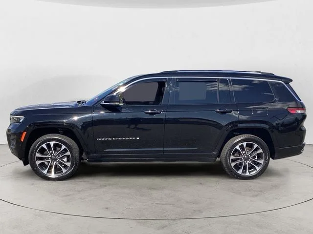 Used 2023 Diamond Black Jeep Overland image 2