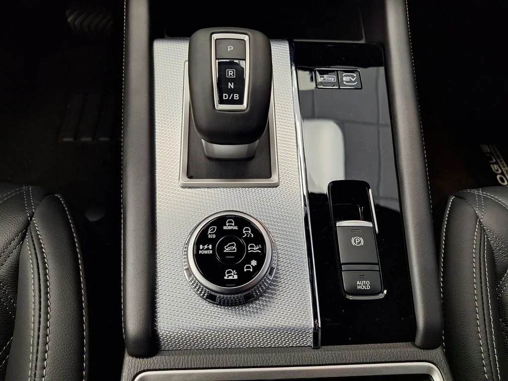 New 2026 White Nissan Platinum image 13