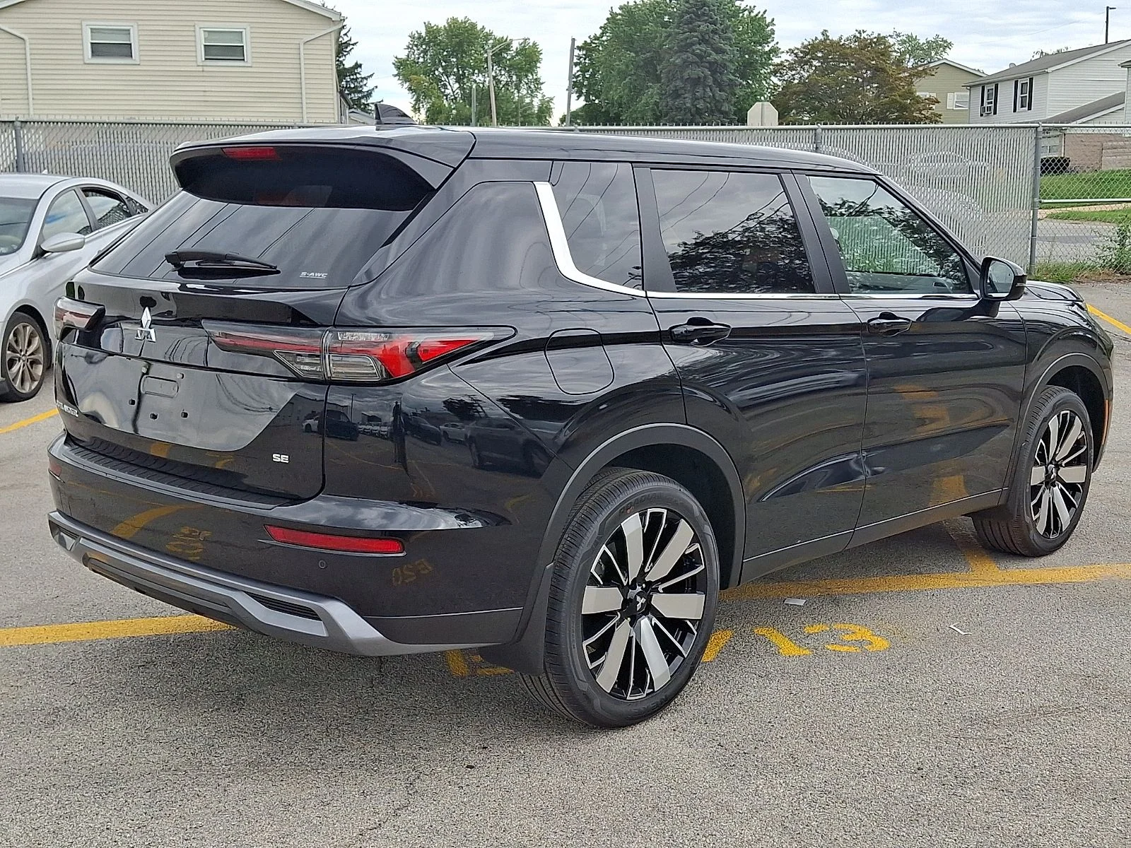 New 2026 Black Mitsubishi SE image 3