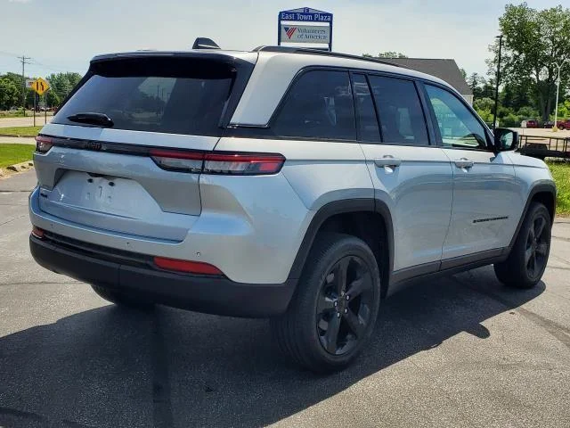 Used 2023 Silver Zynith Jeep Altitude image 4