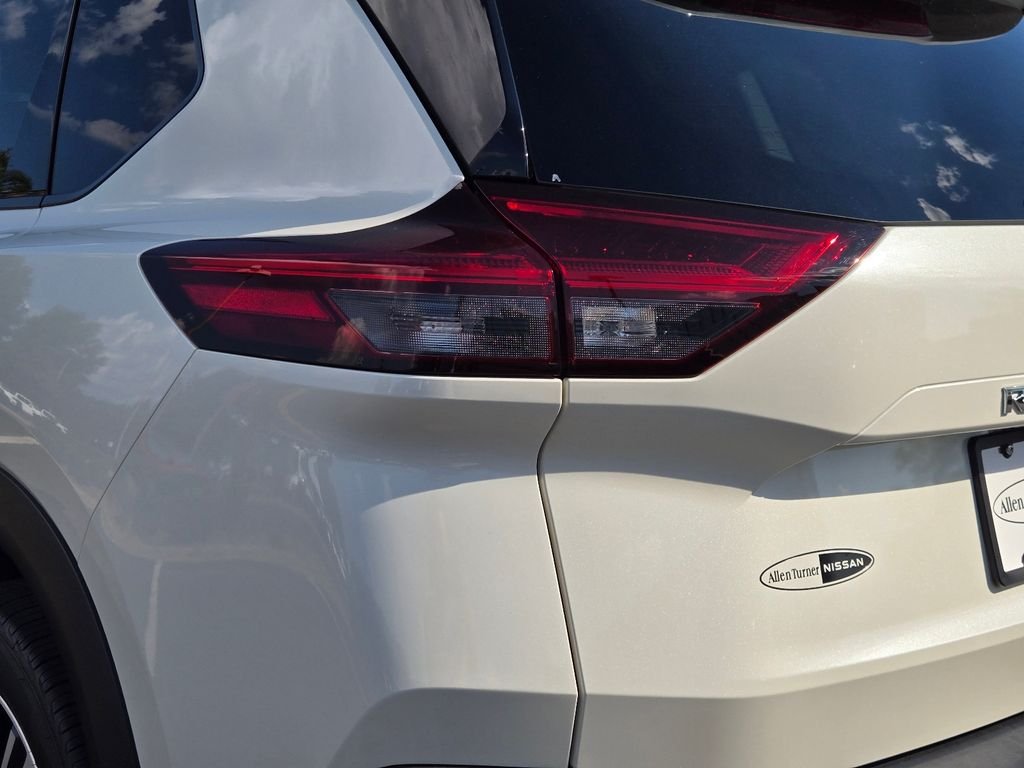 Used 2023 White Nissan Platinum image 9