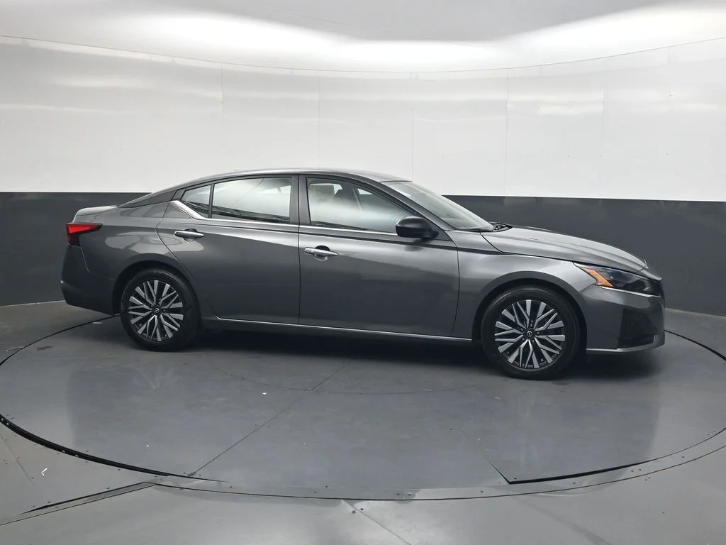 Used 2025 Gray Nissan 2.5 SV image 4