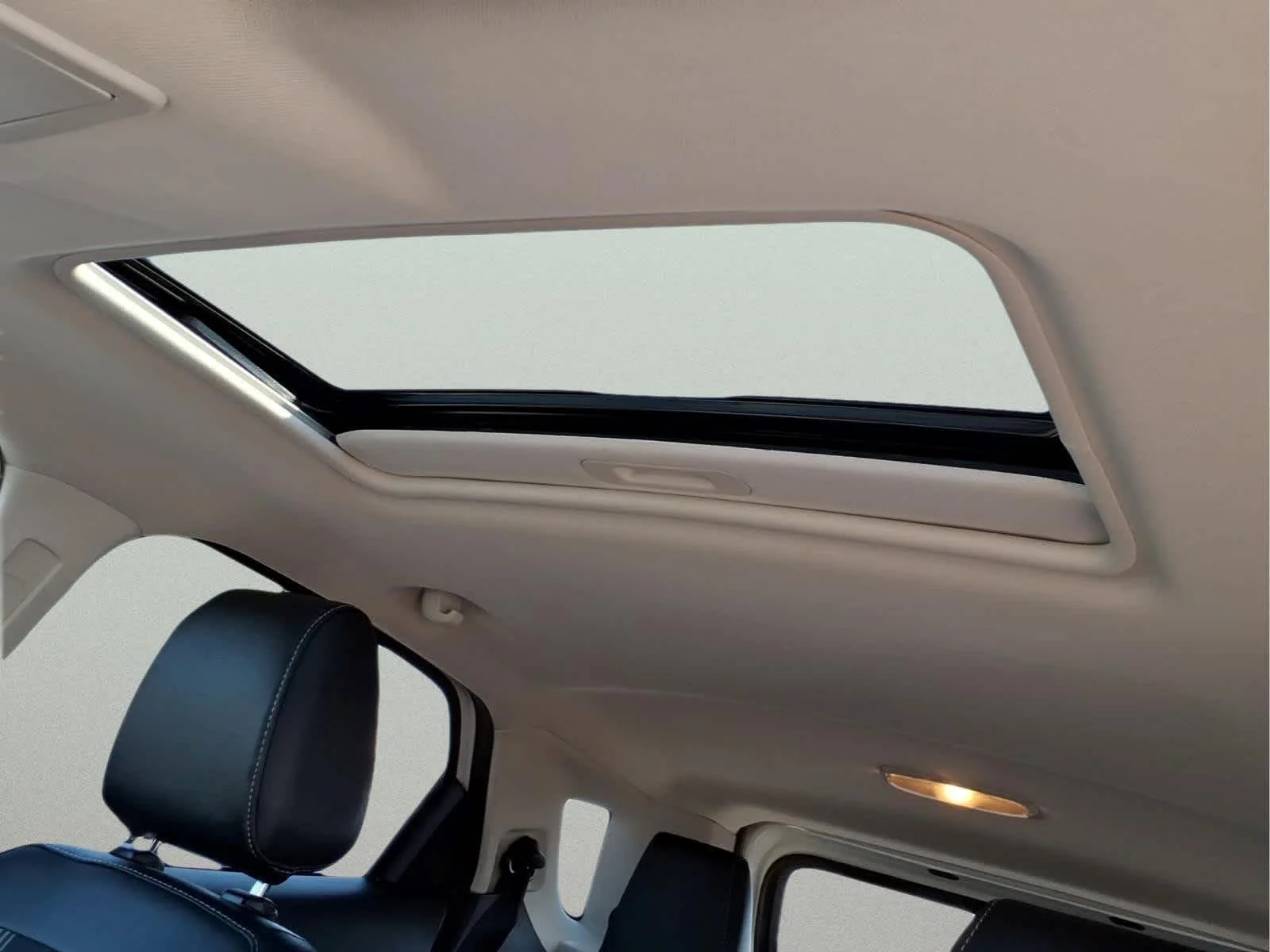 Used 2022 Diamond White Ford SES image 17