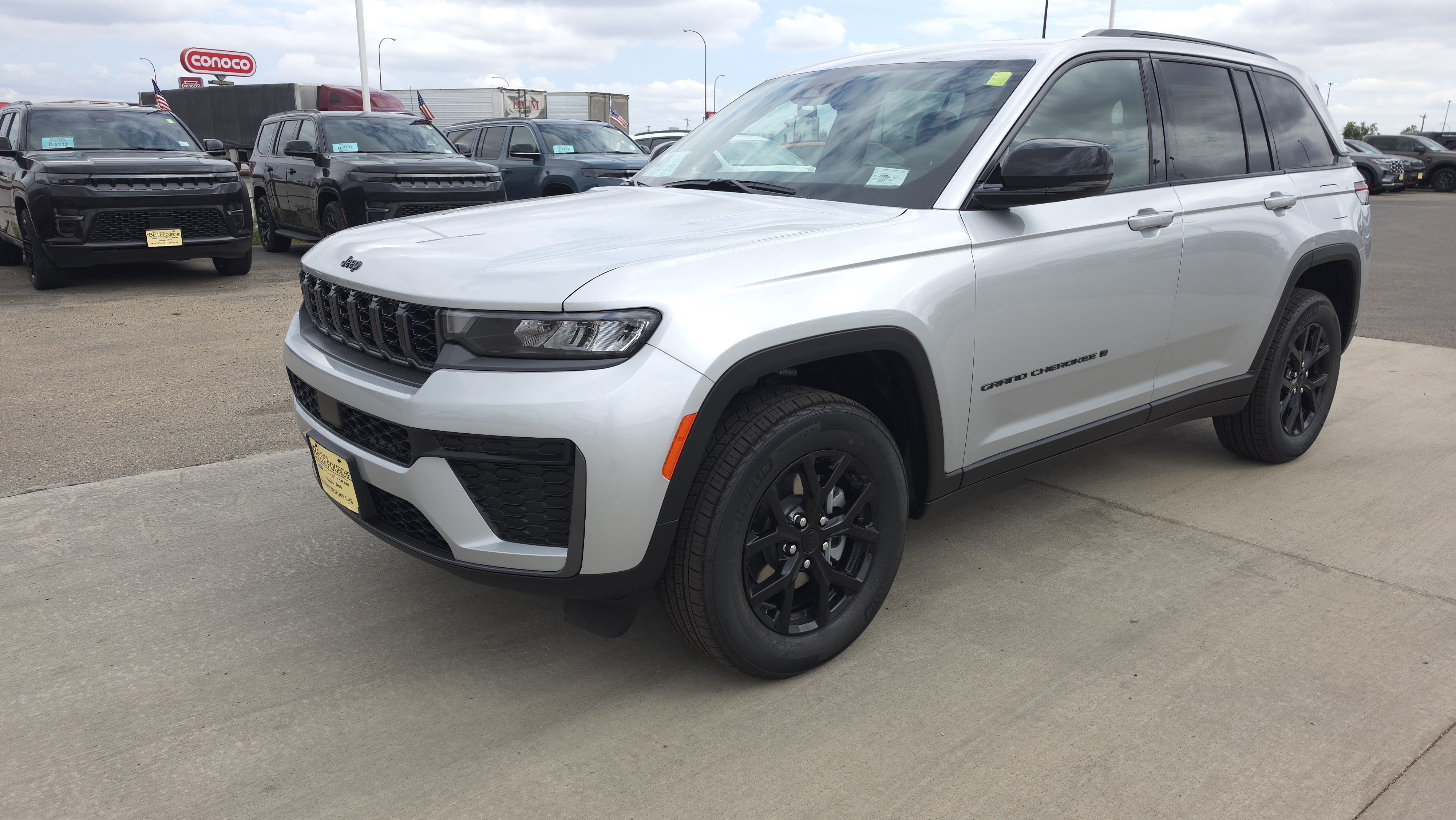 New 2026 Silver Zynith Jeep Laredo Altitude image 2