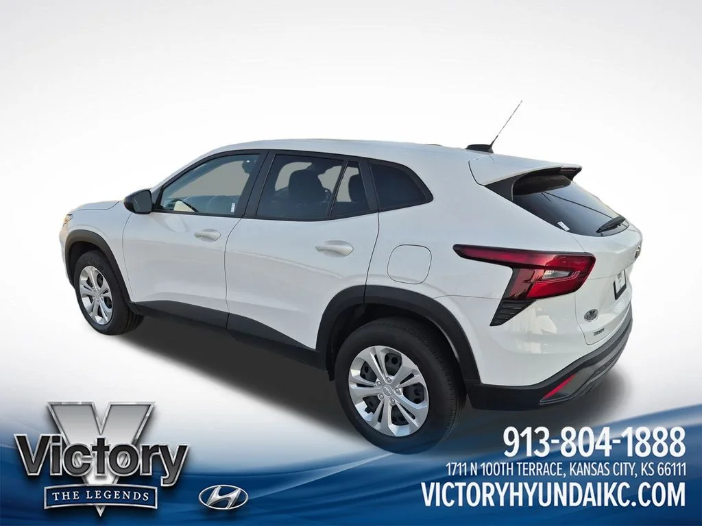 Used 2025 White Chevrolet LS image 3