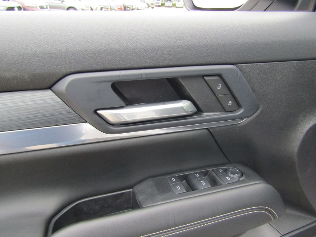 Used 2025 White GMC Elevation image 23