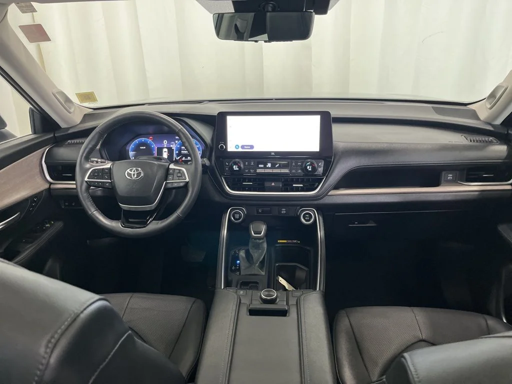 Used 2024 Silver Toyota Platinum image 10