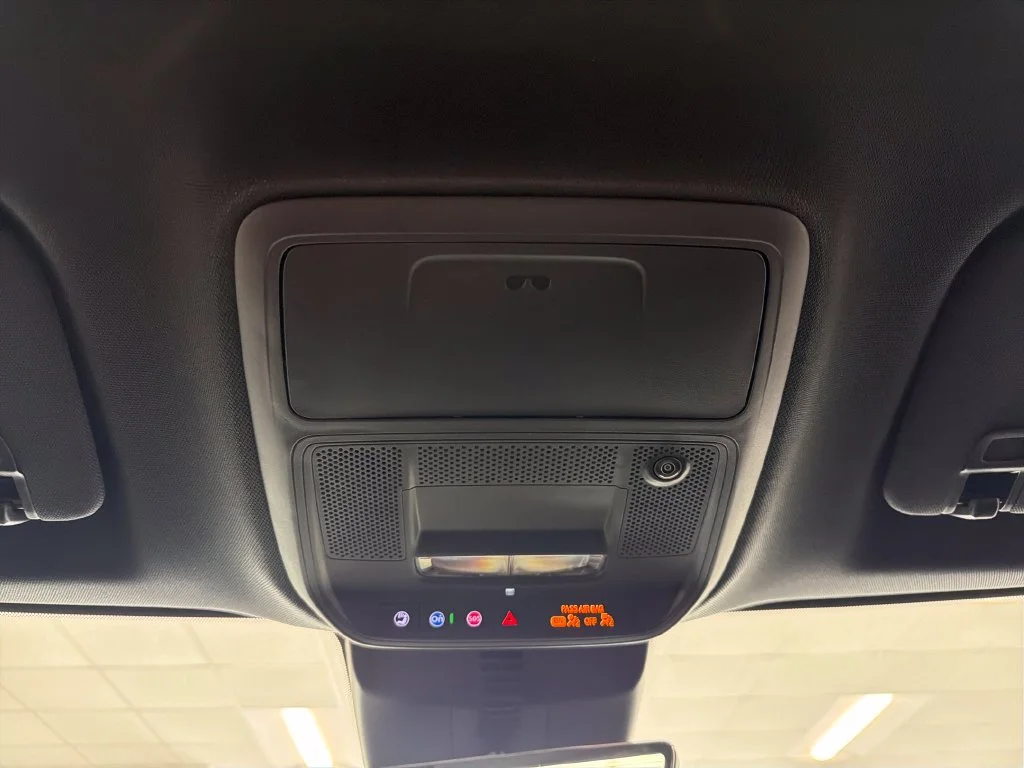 New 2027 Glacier White Tricoat GMC Elevation image 17