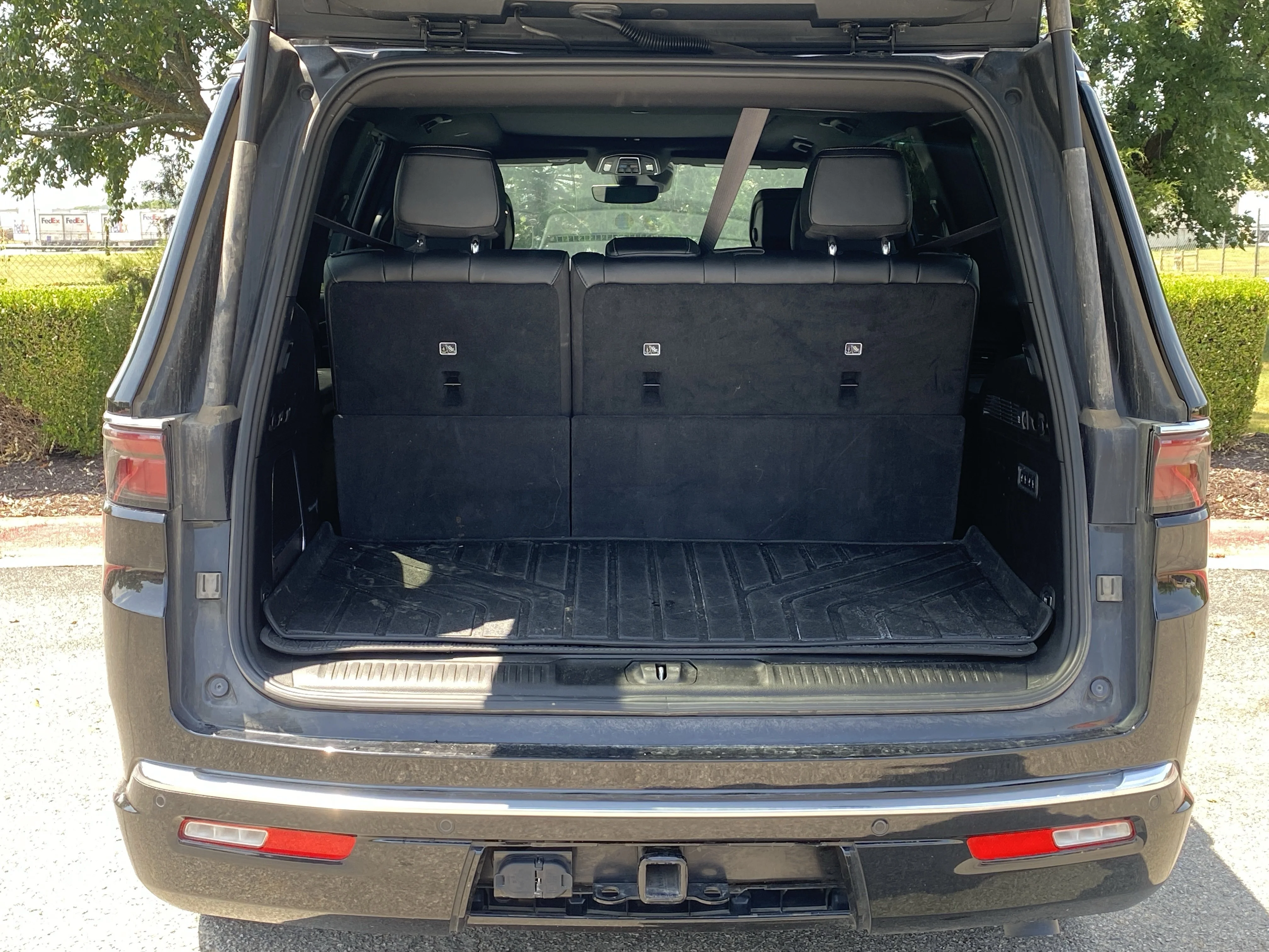 Used 2023 Diamond Black Crystal Pearlcoat Jeep Series III image 7