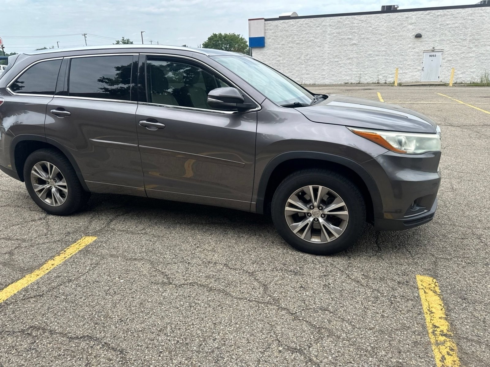 Used 2015 Predawn Gray Mica Toyota XLE image 12
