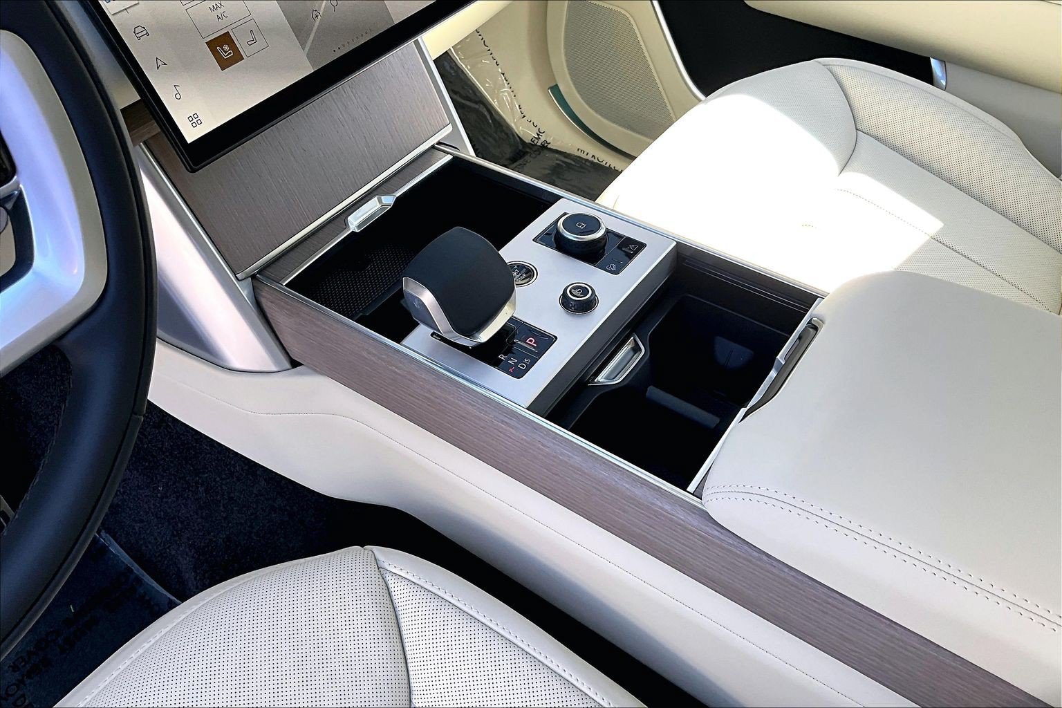 New 2027 Belgravia Green Land Rover SE image 7