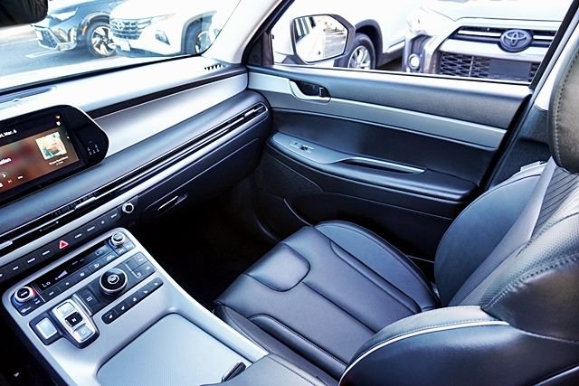 Used 2025 Silver Hyundai SEL Premium image 23