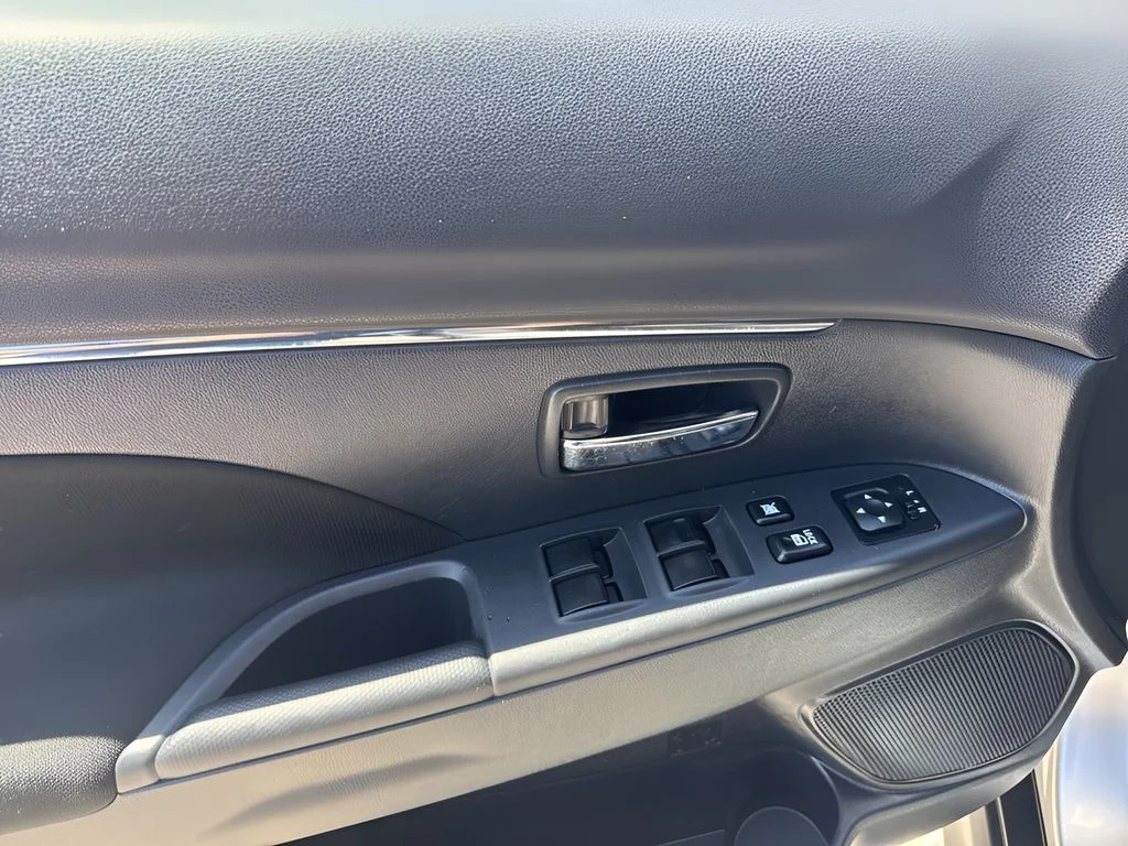 Used 2023 Silver Mitsubishi 2.0 ES image 23