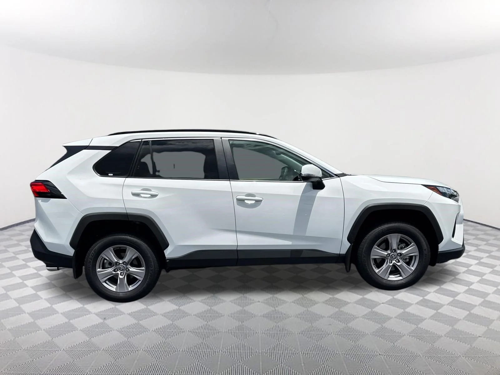 Used 2025 Ice Cap Toyota XLE image 4