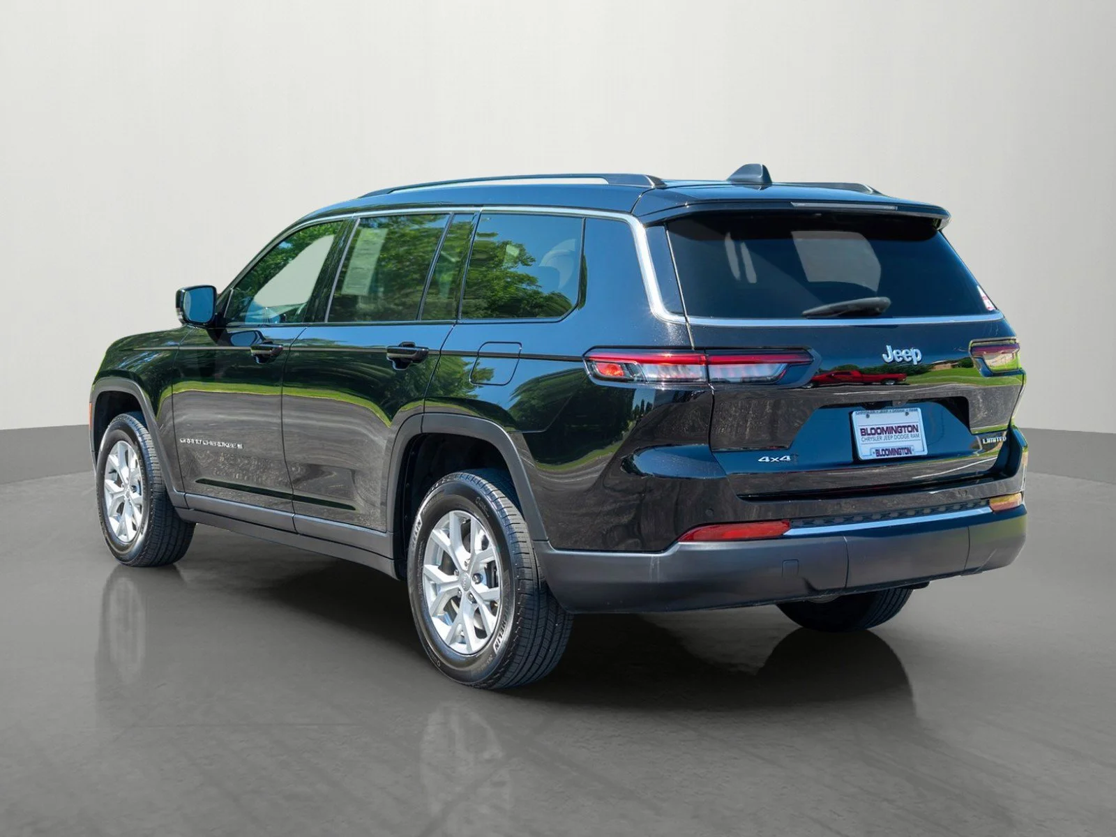 Used 2023 Diamond Black Crystal Pearlcoat Jeep Limited image 5