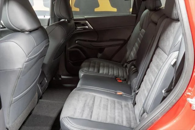 2025 Mitsubishi Outlander Plug-in Hybrid SE - Photo 20