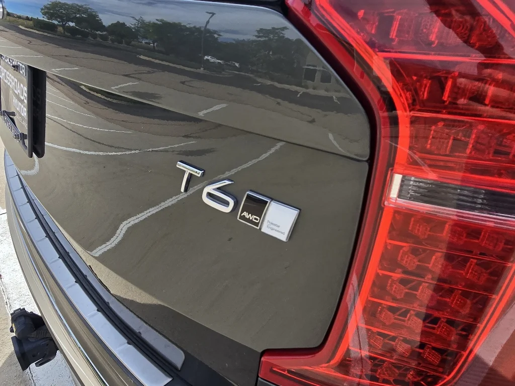 Used 2022 Pine Grey Metallic Volvo Inscription image 12