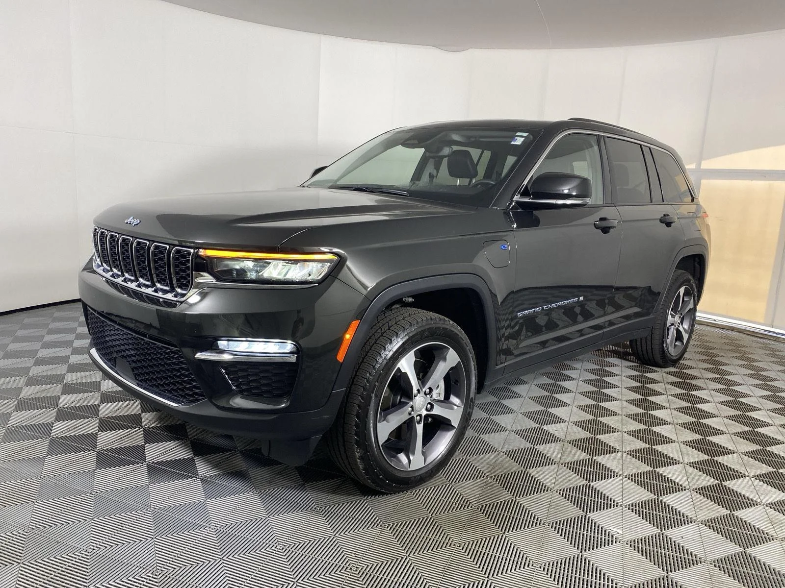 Used 2023 Rocky Mountain Pearlcoat Jeep  image 12