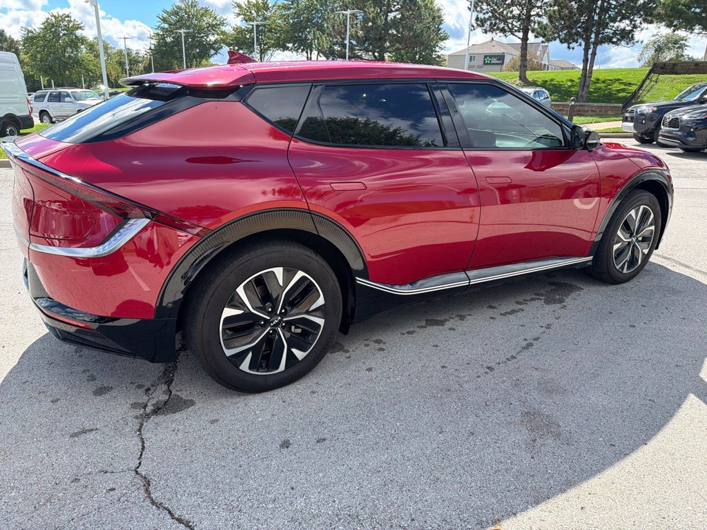 Used 2024 Red Kia Wind image 6