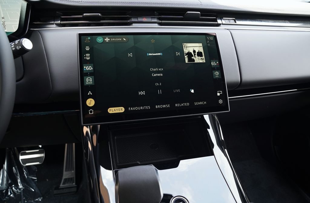 New 2026 Fuji White Land Rover Dynamic SE image 18