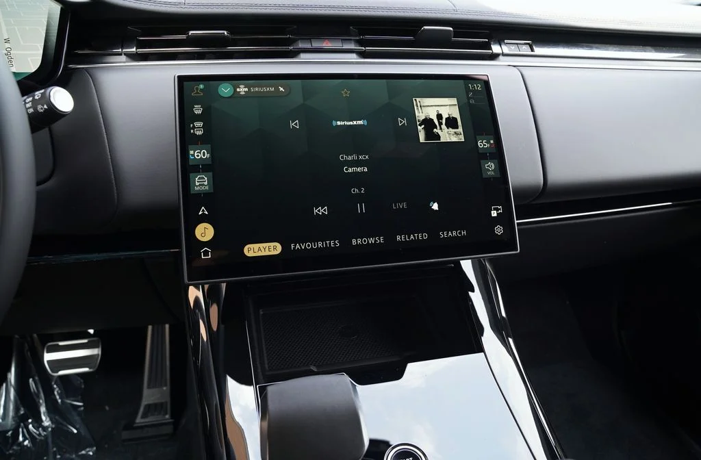 New 2026 Fuji White Land Rover Dynamic SE image 18