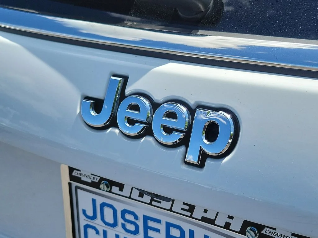 Used 2024 Silver Jeep Latitude image 8