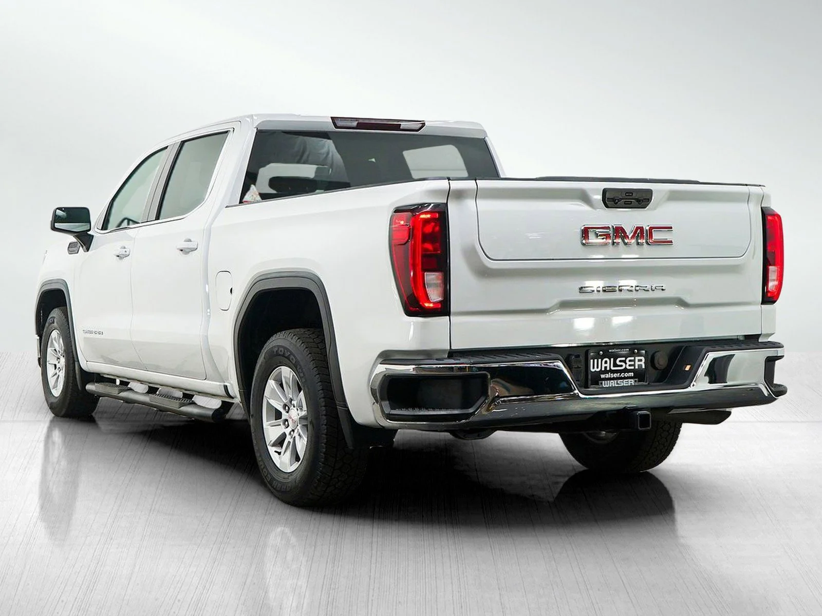 Used 2023 White GMC SLE image 4