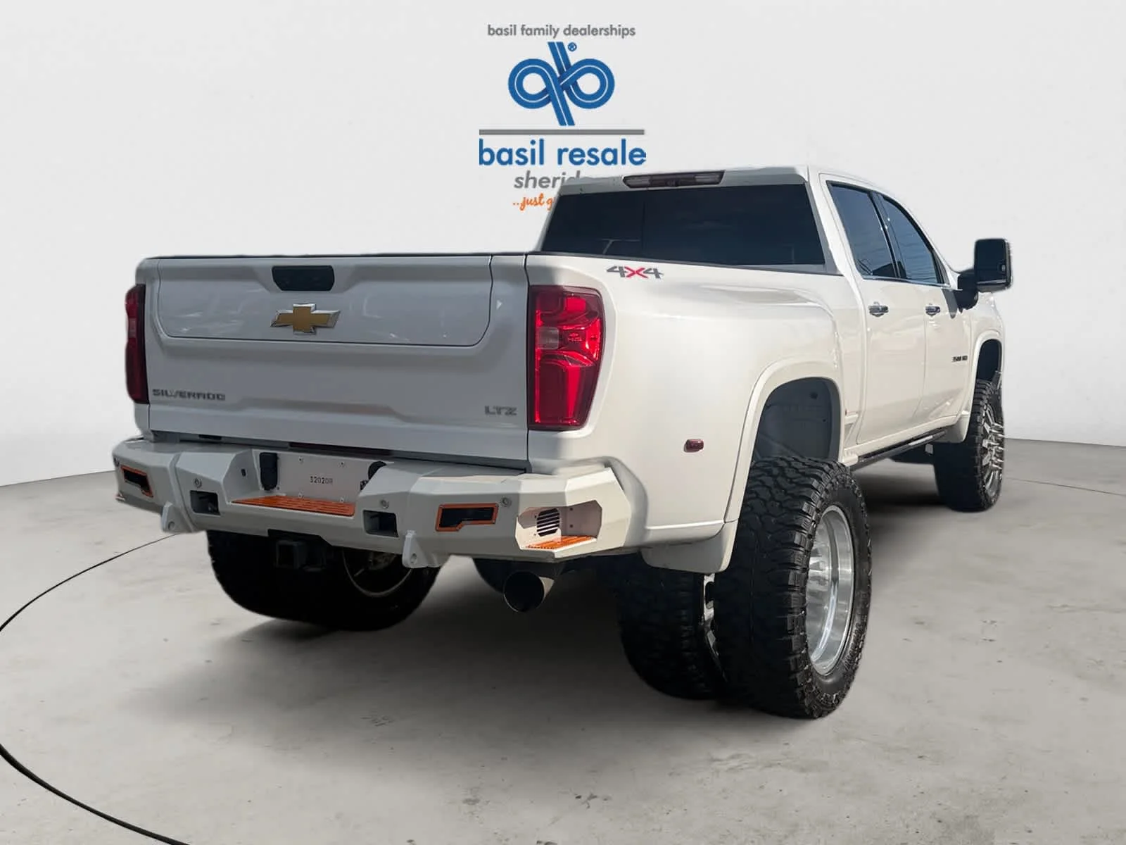 Used 2022 Iridescent Pearl Tricoat Chevrolet LTZ image 7