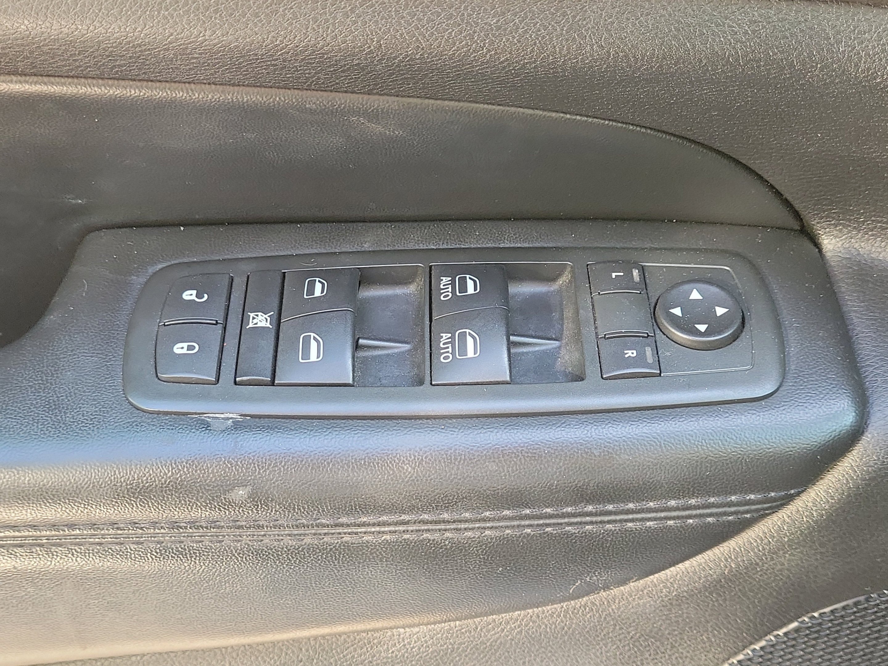 Used 2012 Mineral Gray Metallic Clearcoat Jeep Laredo image 27
