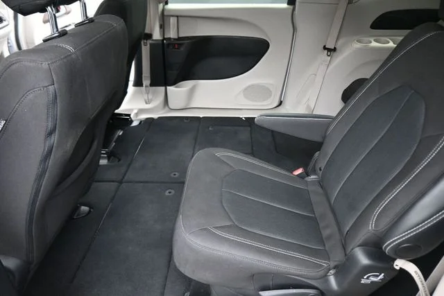 Used 2024 White Chrysler LX image 27