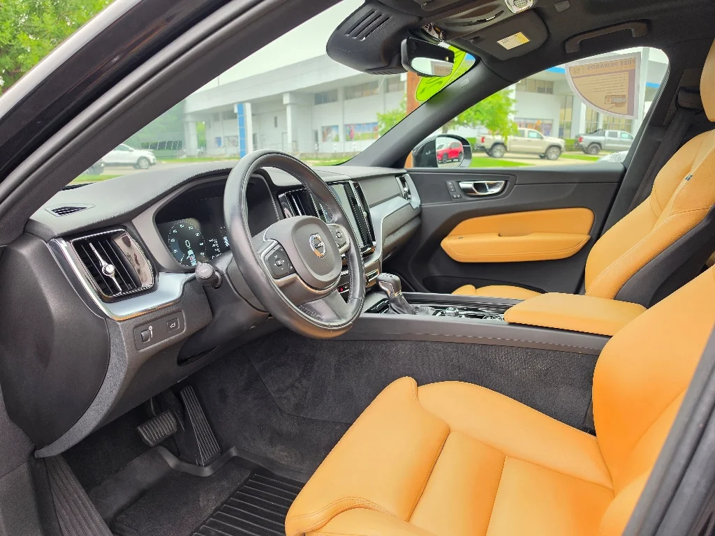 Used 2019 Onyx Black Metallic Volvo T6 Momentum image 35