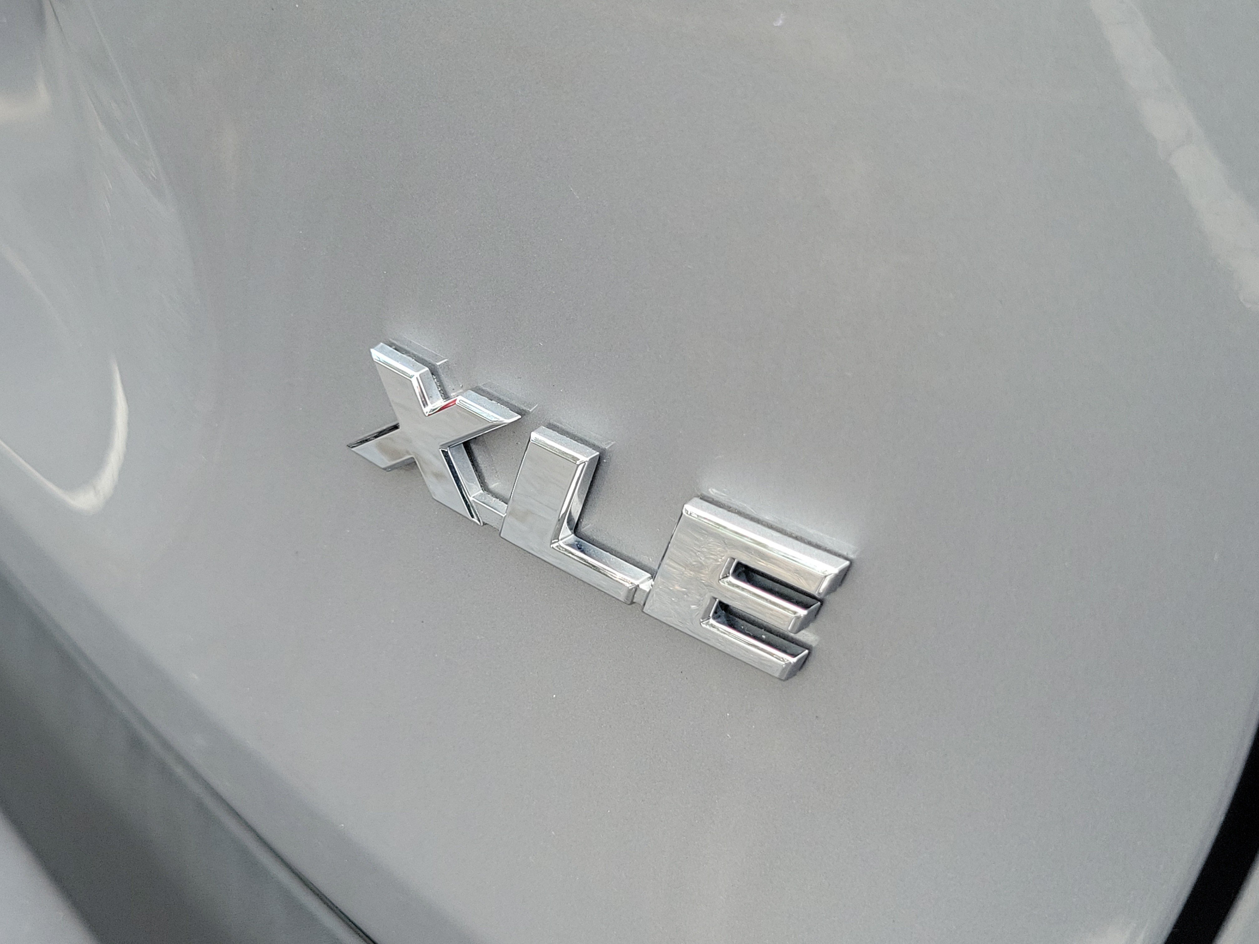 Used 2020 Silver Sky Metallic Toyota XLE image 9