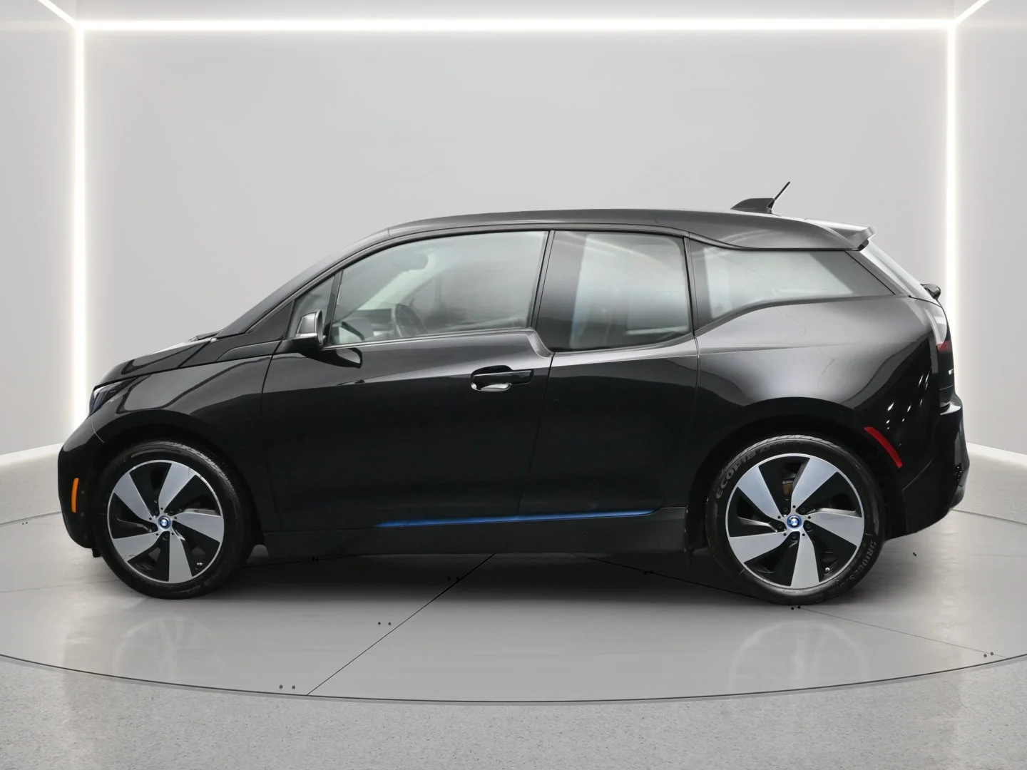 Used 2016 Fluid Black w/Highlight BMW i Blue BMW  image 2