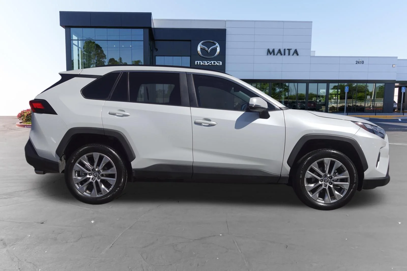 Used 2023 Wind Chill Pearl Toyota XLE Premium image 2