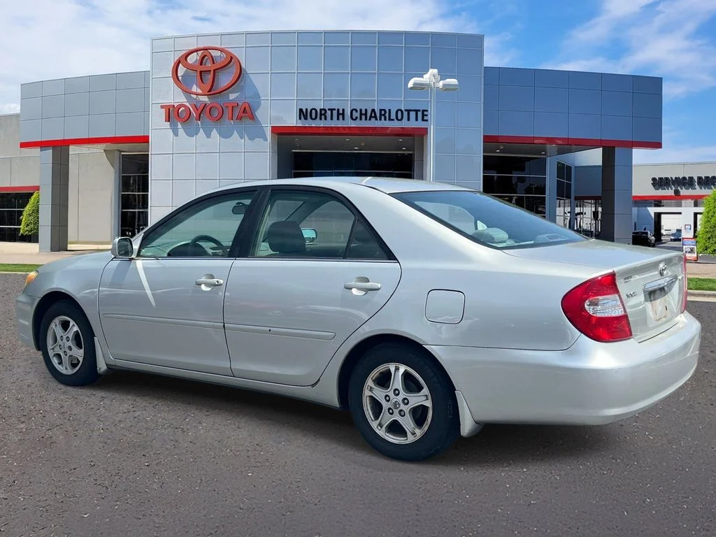 Used 2002 Silver Toyota LE image 4