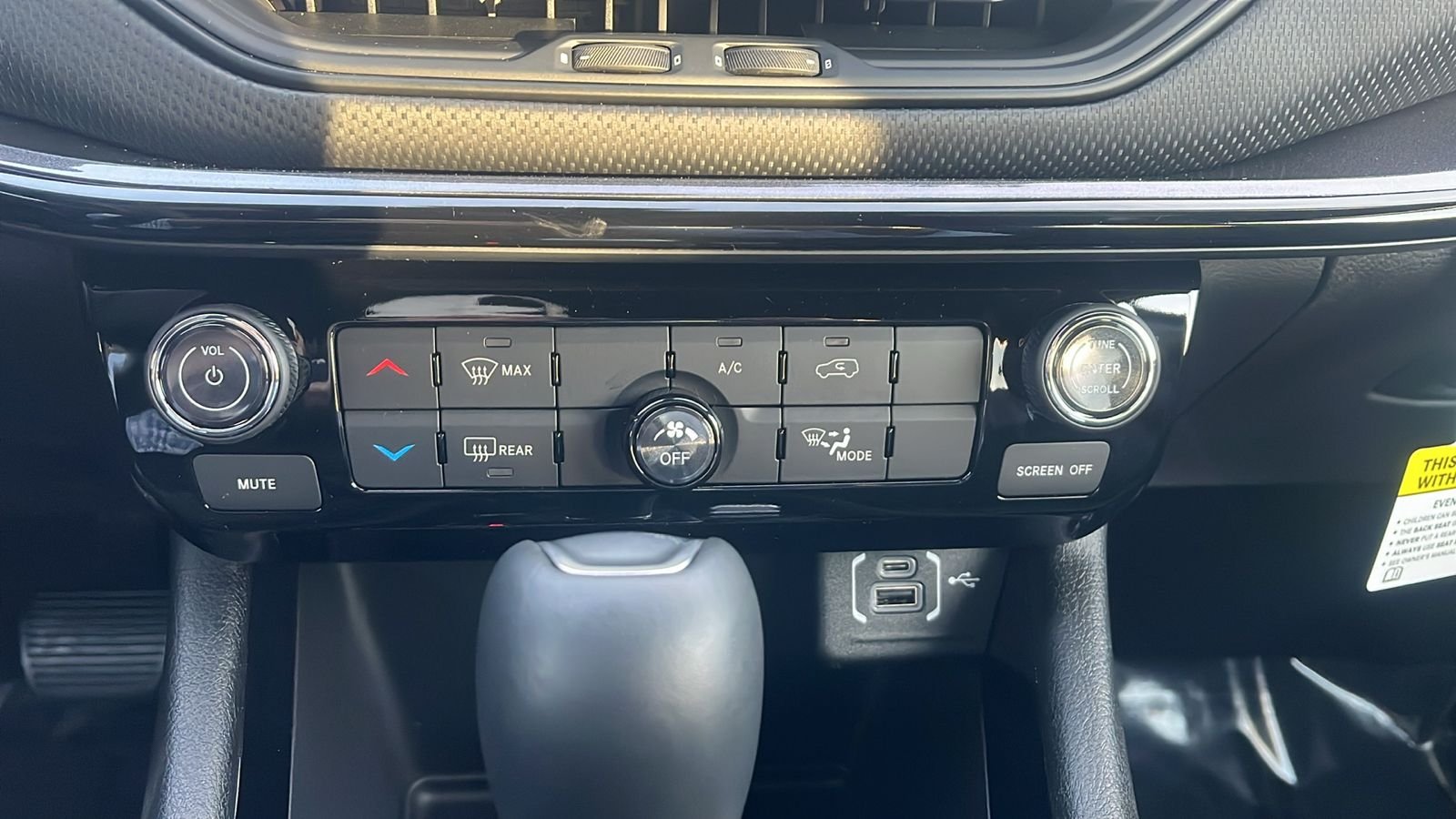New 2026 Diamond Black Crystal Pearl-Coat Exterior Paint Jeep Latitude image 26