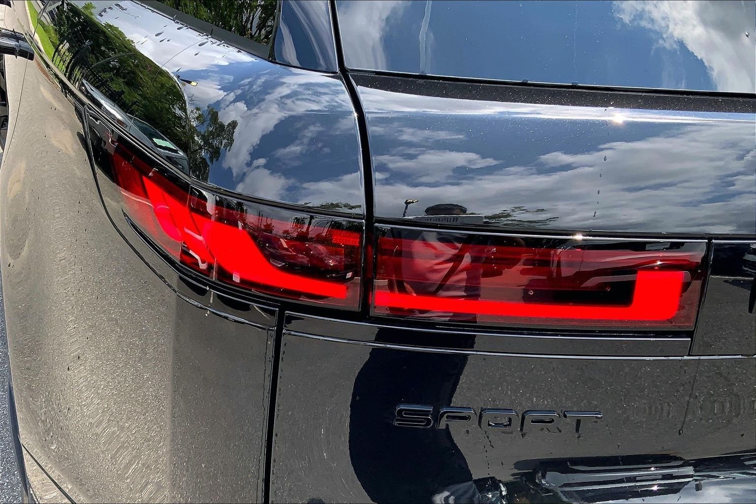 New 2026 Santorini Black Land Rover Dynamic SE image 14