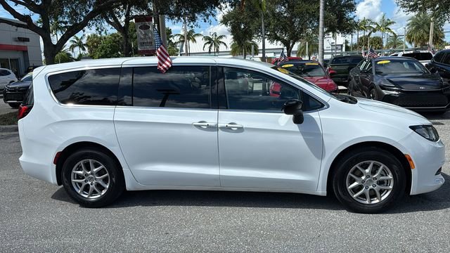 2024 Chrysler Voyager LX - Photo 10