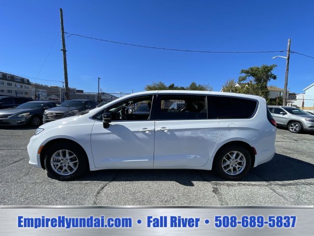 2025 Chrysler Pacifica Select - Photo 10