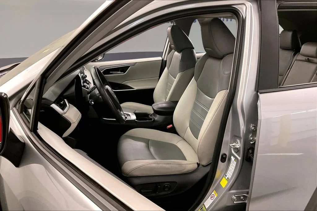 Used 2019 Silver Toyota XLE Premium image 29
