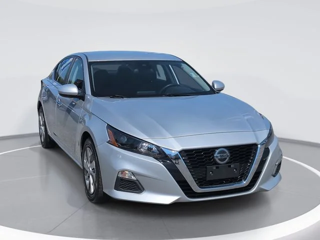 Used 2022 Silver Nissan 2.5 S image 1