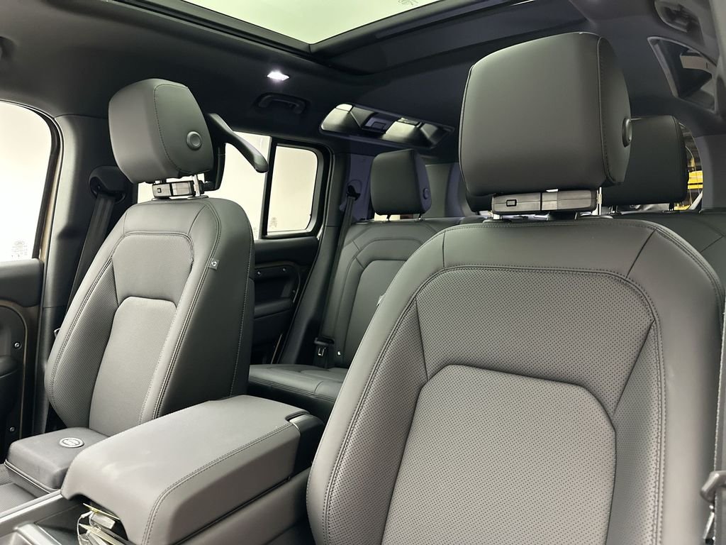 Used 2025 Gondwana Stone Metallic Land Rover S image 9