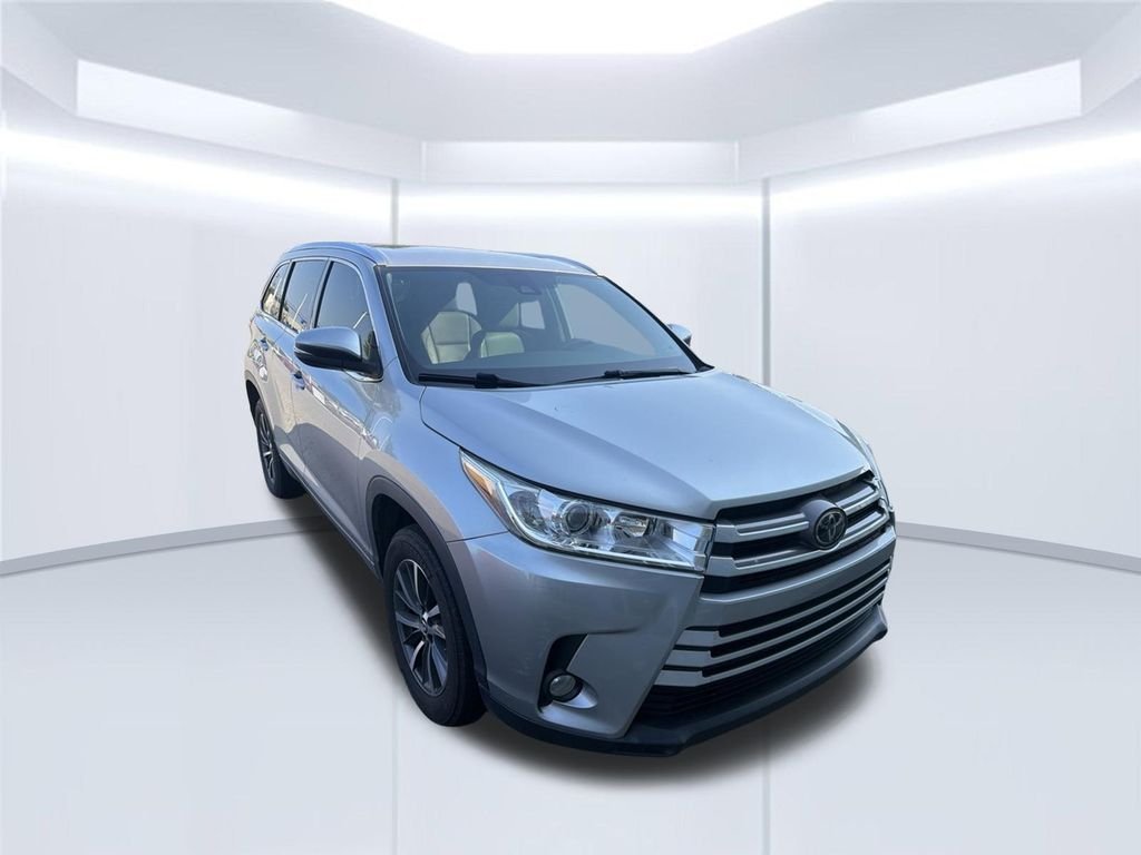 Used 2018 Silver Toyota XLE image 2